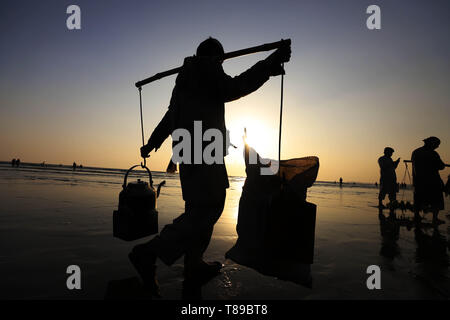 (190512) - Peking, 12. Mai 2019 (Xinhua) - ein Anbieter verkauft Kaffee in Clifton Beach in der Hafenstadt Karatschi, Pakistan am Jan. 25, 2019. Als einen wichtigen Teil der asiatischen Kultur, Kaffee ist eine spezielle Bindung zwischen den asiatischen Ländern Freundschaft zu vertiefen und den gegenseitigen Austausch fördern. China hält die Konferenz über den Dialog der asiatischen Zivilisationen ab Mai 15. Unter dem Motto "Austausch und das gegenseitige Lernen zwischen den asiatischen Zivilisationen und eine Gemeinschaft mit einer gemeinsamen Zukunft", die Konferenz umfasst eine Eröffnungsfeier und sub-Foren. (Xinhua / Ahmad Kamal) Stockfoto