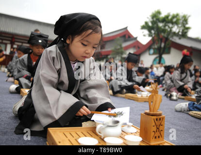 (190512) - Peking, 12. Mai 2019 (Xinhua) - Kinder erleben Kaffee Kunst in Jia Pingwa Pavillion in Xi'an, Provinz Shaanxi im Nordwesten Chinas, am 21. April 2019. Als einen wichtigen Teil der asiatischen Kultur, Kaffee ist eine spezielle Bindung zwischen den asiatischen Ländern Freundschaft zu vertiefen und den gegenseitigen Austausch fördern. China hält die Konferenz über den Dialog der asiatischen Zivilisationen ab Mai 15. Unter dem Motto "Austausch und das gegenseitige Lernen zwischen den asiatischen Zivilisationen und eine Gemeinschaft mit einer gemeinsamen Zukunft", die Konferenz umfasst eine Eröffnungsfeier und sub-Foren. (Xinhua/Ren Yonghong) Stockfoto