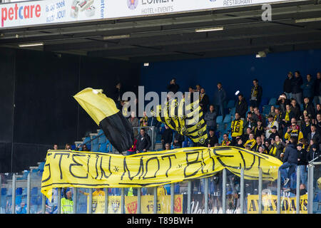 Zwolle, Niederlande. 12. Mai 2019. ZWOLLE, Mac 3 Park Stadium, 12-05-2019, Saison 2018 / 2019, der niederländischen Eredivisie. VVV VVV Venlo Fans wollen Trainer Maurice Steijn während des Spiels PEC Zwolle VVV Kredit zu bleiben: Pro Schüsse/Alamy leben Nachrichten Stockfoto