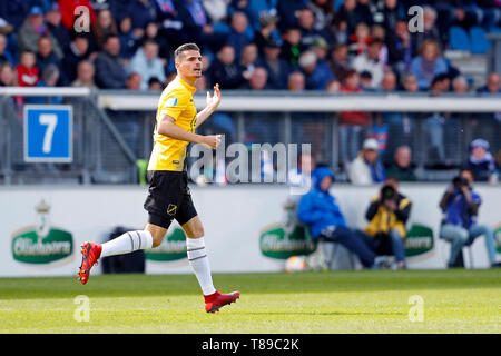 HEERENVEEN, 12-05-2019, Abe Lenstra Stadion, Saison 2018 - 2019, niederländische Eredivisie, NAC defender Menno Koch niedergeschlagen während des Spiels Heerenveen - NAC. Stockfoto