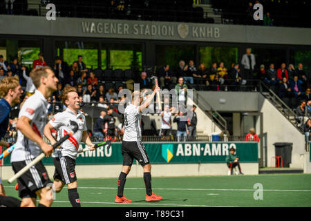 Amstelveen, Niederlande. 12. Mai 2019. AMSTELVEEN, 11-05-2019, Hoofdklasse Hockey Heren Seizoen 2018-2019. Veranstaltungsort: Wagener Stadion. Billy Bakker feiern den Sieg nach dem Spiel, während des Spiels AH&BC Amsterdam vs HC Pinoké. Credit: Pro Schüsse/Alamy leben Nachrichten Stockfoto