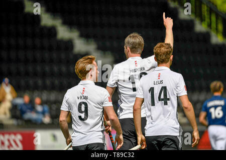 Amstelveen, Niederlande. 12. Mai 2019. AMSTELVEEN, 11-05-2019, Hoofdklasse Hockey Heren Seizoen 2018-2019. Veranstaltungsort: Wagener Stadion. Rik van Kan, Mirco Pruyser und Nicki Leijs feiern das Ziel während des Spiels AH&BC Amsterdam zählte vs HC Pinoké. Credit: Pro Schüsse/Alamy leben Nachrichten Stockfoto