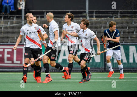 Amstelveen, Niederlande. 12. Mai 2019. AMSTELVEEN, 11-05-2019, Hoofdklasse Hockey Heren Seizoen 2018-2019. Veranstaltungsort: Wagener Stadion. Billy Bakker und Justin Reid-Ross feiern das Ziel während des Spiels AH&BC Amsterdam zählte vs HC Pinoké. Credit: Pro Schüsse/Alamy leben Nachrichten Stockfoto
