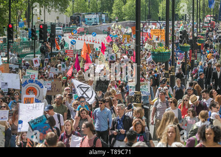 London, Großbritannien. 12. Mai 2019. Tausende von Eltern, begleitet von Kindern und ihren Familien in Central London marschierten dringende Maßnahmen zur Bekämpfung des Klimawandels, die nach dem britischen Gesundheit Sekretärin Matt Hancock namens "schmutzige Luft" als die "größte Gefahr für die öffentliche Gesundheit in Großbritannien" und warnte vor einer wachsenden nationalen Gesundheitswesen durch die "langsam und tödliches Gift" der Luftverschmutzung ausgelöst zu verlangen. Credit: Amer ghazzal/Alamy leben Nachrichten Stockfoto
