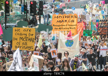 London, Großbritannien. 12. Mai 2019. Tausende von Eltern, begleitet von Kindern und ihren Familien in Central London marschierten dringende Maßnahmen zur Bekämpfung des Klimawandels, die nach dem britischen Gesundheit Sekretärin Matt Hancock namens "schmutzige Luft" als die "größte Gefahr für die öffentliche Gesundheit in Großbritannien" und warnte vor einer wachsenden nationalen Gesundheitswesen durch die "langsam und tödliches Gift" der Luftverschmutzung ausgelöst zu verlangen. Credit: Amer ghazzal/Alamy leben Nachrichten Stockfoto