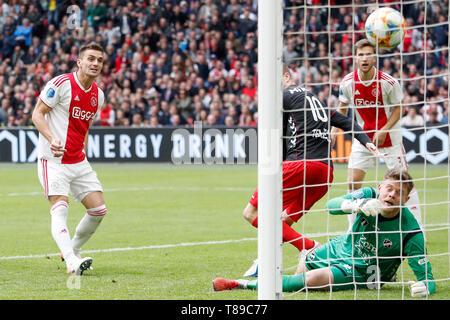 Amsterdam, Niederlande. 12. Mai 2019. Der eredivisie, Johan Cruijffarena, Saison 2018 / 2019, Dusan Tadic Kerben 3-1 während des Spiels Ajax-FC Utrecht Credit: Pro Schüsse/Alamy leben Nachrichten Stockfoto