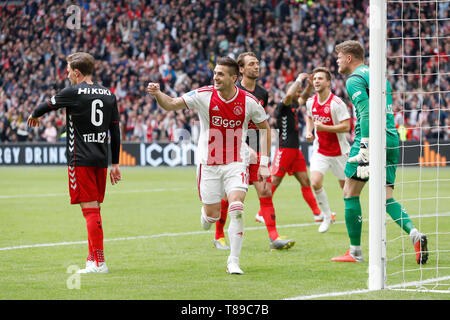 Amsterdam, Niederlande. 12. Mai 2019. Der eredivisie, Johan Cruijffarena, Saison 2018 / 2019, Dusan Tadic Kerben 3-1 während des Spiels Ajax-FC Utrecht Credit: Pro Schüsse/Alamy leben Nachrichten Stockfoto