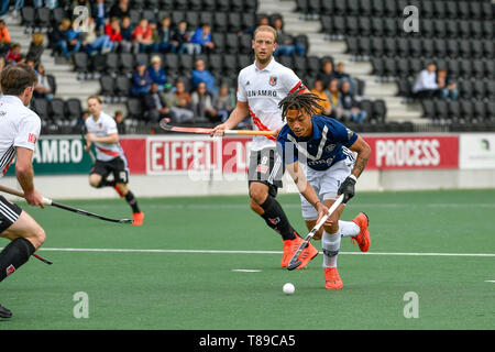 Amstelveen, Niederlande. 12. Mai 2019. AMSTELVEEN, 11-05-2019, Hoofdklasse Hockey Heren Seizoen 2018-2019. Veranstaltungsort: Wagener Stadion. Billy Bakker und Marlon Landbrug während des Spiels AH&BC Amsterdam vs HC Pinoké. Credit: Pro Schüsse/Alamy leben Nachrichten Stockfoto
