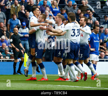 London, Großbritannien. 12. Mai 2019. Tottenham Hotspur ist Eric Dier feiert zählen seine Seiten erstes Ziel während der Englischen Premier League zwischen Everton und Tottenham Hotspur Tottenham Hotspur am Stadion, London, Großbritannien, am 12. Mai 2019 FA Premier League und der Football League Bilder unterliegen DataCo Lizenz sind. Redaktionelle Verwendung nur. Kein Print Sales. Keine persönlichen Gebrauch. Keine unbezahlten Einsatz Credit: Aktion Foto Sport/Alamy leben Nachrichten Stockfoto