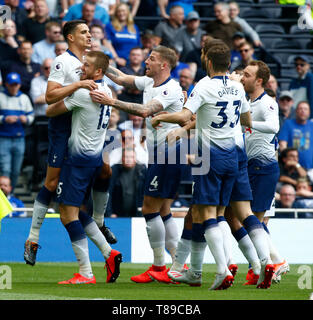 London, Großbritannien. 12. Mai 2019. Tottenham Hotspur ist Eric Dier feiert zählen seine Seiten erstes Ziel während der Englischen Premier League zwischen Everton und Tottenham Hotspur Tottenham Hotspur am Stadion, London, Großbritannien, am 12. Mai 2019 FA Premier League und der Football League Bilder unterliegen DataCo Lizenz sind. Redaktionelle Verwendung nur. Kein Print Sales. Keine persönlichen Gebrauch. Keine unbezahlten Einsatz Credit: Aktion Foto Sport/Alamy leben Nachrichten Stockfoto