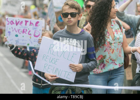 London, Großbritannien. 12. Mai 2019. Tausende von Eltern, begleitet von Kindern und ihren Familien in Central London marschierten dringende Maßnahmen zur Bekämpfung des Klimawandels, die nach dem britischen Gesundheit Sekretärin Matt Hancock namens "schmutzige Luft" als die "größte Gefahr für die öffentliche Gesundheit in Großbritannien" und warnte vor einer wachsenden nationalen Gesundheitswesen durch die "langsam und tödliches Gift" der Luftverschmutzung ausgelöst zu verlangen. Credit: Amer ghazzal/Alamy leben Nachrichten Stockfoto