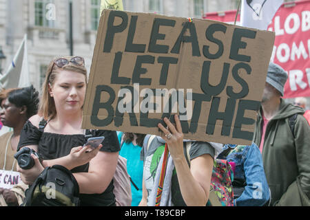 London, Großbritannien. 12. Mai 2019. Tausende von Eltern, begleitet von Kindern und ihren Familien in Central London marschierten dringende Maßnahmen zur Bekämpfung des Klimawandels, die nach dem britischen Gesundheit Sekretärin Matt Hancock namens "schmutzige Luft" als die "größte Gefahr für die öffentliche Gesundheit in Großbritannien" und warnte vor einer wachsenden nationalen Gesundheitswesen durch die "langsam und tödliches Gift" der Luftverschmutzung ausgelöst zu verlangen. Credit: Amer ghazzal/Alamy leben Nachrichten Stockfoto