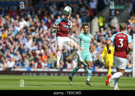 Burnley, Großbritannien. 12. Mai 2019. Ben Mee von Burnley leitet den Ball. Premier League match, Burnley v Arsenal in Turf Moor in Burnley, Lancashire am Sonntag, den 12. Mai 2019. Dieses Bild dürfen nur für redaktionelle Zwecke verwendet werden. Nur die redaktionelle Nutzung, eine Lizenz für die gewerbliche Nutzung erforderlich. Keine Verwendung in Wetten, Spiele oder einer einzelnen Verein/Liga/player Publikationen. Credit: Andrew Orchard sport Fotografie/Alamy leben Nachrichten Stockfoto