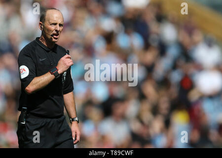 Burnley, Großbritannien. 12. Mai 2019. Schiedsrichter Mike Dean an schaut. Premier League match, Burnley v Arsenal in Turf Moor in Burnley, Lancashire am Sonntag, den 12. Mai 2019. Dieses Bild dürfen nur für redaktionelle Zwecke verwendet werden. Nur die redaktionelle Nutzung, eine Lizenz für die gewerbliche Nutzung erforderlich. Keine Verwendung in Wetten, Spiele oder einer einzelnen Verein/Liga/player Publikationen. Credit: Andrew Orchard sport Fotografie/Alamy leben Nachrichten Stockfoto