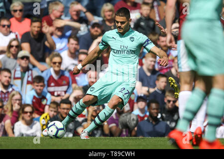 Burnley, Großbritannien. 12. Mai 2019. Konstantinos Mavropanos von Arsenal kreuzt die Kugel. Premier League match, Burnley v Arsenal in Turf Moor in Burnley, Lancashire am Sonntag, den 12. Mai 2019. Dieses Bild dürfen nur für redaktionelle Zwecke verwendet werden. Nur die redaktionelle Nutzung, eine Lizenz für die gewerbliche Nutzung erforderlich. Keine Verwendung in Wetten, Spiele oder einer einzelnen Verein/Liga/player Publikationen. Credit: Andrew Orchard sport Fotografie/Alamy leben Nachrichten Stockfoto