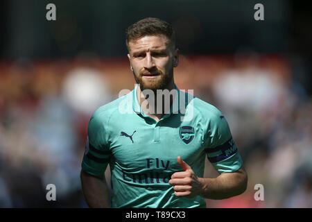 Burnley, Großbritannien. 12. Mai 2019. Shkodran Mustafi von Arsenal an schaut. Premier League match, Burnley v Arsenal in Turf Moor in Burnley, Lancashire am Sonntag, den 12. Mai 2019. Dieses Bild dürfen nur für redaktionelle Zwecke verwendet werden. Nur die redaktionelle Nutzung, eine Lizenz für die gewerbliche Nutzung erforderlich. Keine Verwendung in Wetten, Spiele oder einer einzelnen Verein/Liga/player Publikationen. Credit: Andrew Orchard sport Fotografie/Alamy leben Nachrichten Stockfoto