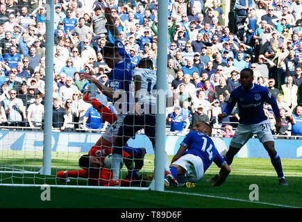 London, Großbritannien. 12. Mai 2019. Everton ist Cenk Tosun Kerben 2. Ziel während der Englischen Premier League zwischen Everton und Tottenham Hotspur Tottenham Hotspur am Stadion, London, Großbritannien, am 12. Mai 2019 Kredit Aktion Foto Sport FA Premier League und der Football League Bilder unterliegen dem DataCo Lizenz. Redaktionelle Verwendung nur. Kein Print Sales. Keine persönlichen Gebrauch. Keine unbezahlten Einsatz Credit: Aktion Foto Sport/Alamy leben Nachrichten Stockfoto