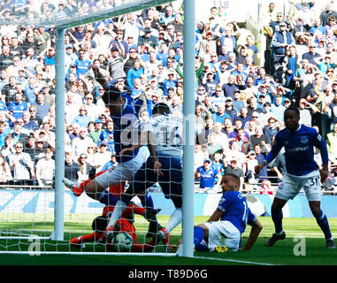 London, Großbritannien. 12. Mai 2019. Everton ist Cenk Tosun Kerben 2. Ziel während der Englischen Premier League zwischen Everton und Tottenham Hotspur Tottenham Hotspur am Stadion, London, Großbritannien, am 12. Mai 2019 Kredit Aktion Foto Sport FA Premier League und der Football League Bilder unterliegen dem DataCo Lizenz. Redaktionelle Verwendung nur. Kein Print Sales. Keine persönlichen Gebrauch. Keine unbezahlten Einsatz Credit: Aktion Foto Sport/Alamy leben Nachrichten Stockfoto