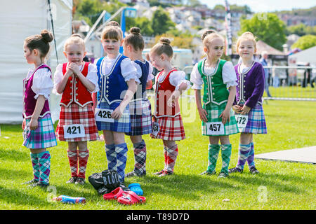 Gourock, Großbritannien, 12. Mai 2019. Das Highland saison Spiele beginnt mit der gourock Highland Games am Battery Park, Gourock und verfügt über Pipe Band Wettbewerben, traditionelle schottische Schwere Athletik wie werfen die 16 Pfund Gewicht und Highland dancing mit Wettbewerbern, die so jung sind wie 5 Jahre. Dieses Jahr gab es eine internationale Liste der Konkurrenten aus Ländern wie Polen und Amerika Credit: Findlay/Alamy leben Nachrichten Stockfoto