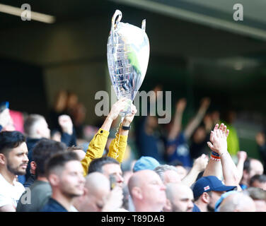 London, Großbritannien. 12. Mai 2019. Spurs Fan zeigt der Meister Liga Cup während der Englischen Premier League zwischen Everton und Tottenham Hotspur Tottenham Hotspur am Stadion, London, Großbritannien, am 12. Mai 2019 Kredit Aktion Foto Sport FA Premier League und der Football League Bilder unterliegen dem DataCo Lizenz. Redaktionelle Verwendung nur. Kein Print Sales. Keine persönlichen Gebrauch. Keine unbezahlten Einsatz Credit: Aktion Foto Sport/Alamy leben Nachrichten Stockfoto