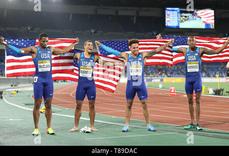 Yokohama, Japan. 12. Mai 2019. Remontay McClain, Bryce Robinson, Christopher Belcher und Vernon Norwood (von L nach R) des United States posieren für ein Foto nach Essen Die 4 x 200 Meter von Relais Männer Finale bei den IAAF World Relais leichtathletik Veranstaltung in Yokohama, Japan, am 12. Mai 2019. Credit: Du Xiaoyi/Xinhua/Alamy leben Nachrichten Stockfoto