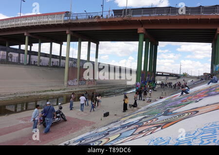 Ciudad Juarez, Mexiko. 14. Jan 2016. Graffiti Künstler aus der Mexikanischen Ciudad Juarez und in der texanischen Stadt El Paso Spray den Kanal der Grenzfluss Rio Bravo unter dem Paso del Norte internationale Brücke. Quelle: David Peinado/dpa/Alamy leben Nachrichten Stockfoto