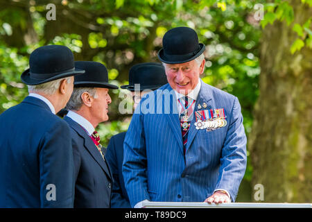 London, Großbritannien. 12. Mai 2019. Nach der Parade, Prinz Charles besucht einen Service - Seine Königliche Hoheit der Prinz von Wales, Feldmarschall, Oberst im Leiter 1. Der Königin Dragoon Guards, nimmt der Gruß an die jährliche Parade und Service der Kombinierten Kavallerie alten Genossen an der Kavallerie Denkmal neben dem Musikpavillon im Hyde Park. Es ist 95 Jahre nach der Enthüllung und Einweihung der Gedenkstätte im Hyde Park. Credit: Guy Bell/Alamy leben Nachrichten Stockfoto