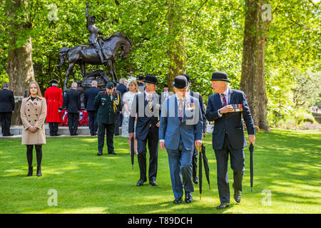 London, Großbritannien. 12. Mai 2019. Nach der Parade, Prinz Charles besucht einen Service - Seine Königliche Hoheit der Prinz von Wales, Feldmarschall, Oberst im Leiter 1. Der Königin Dragoon Guards, nimmt der Gruß an die jährliche Parade und Service der Kombinierten Kavallerie alten Genossen an der Kavallerie Denkmal neben dem Musikpavillon im Hyde Park. Es ist 95 Jahre nach der Enthüllung und Einweihung der Gedenkstätte im Hyde Park. Credit: Guy Bell/Alamy leben Nachrichten Stockfoto