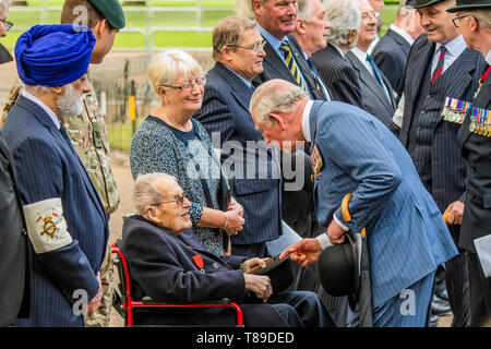 London, Großbritannien. 12. Mai 2019. Nach der Parade, Prinz Charles entspricht wichtigsten Robert Hollinshead MBE, gealtert 101, wer war der Regimental Adjutant der 4./7. Dragoon Guards - jetzt der Royal Dragoon Guards am 6. Juni 1944 (D-Day). Seine Königliche Hoheit ist auch Oberst in Chief der Royal Dragoner. - Seine Königliche Hoheit der Prinz von Wales, Feldmarschall, Oberst im Leiter 1. Der Königin Dragoon Guards, nimmt der Gruß an die jährliche Parade und Service der Kombinierten Kavallerie alten Genossen an der Kavallerie Denkmal neben dem Musikpavillon im Hyde Park. Es ist 95 Jahre nach der Enthüllung ein Stockfoto