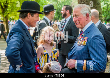 London, Großbritannien. 12. Mai 2019. Nach der Parade, Prinz Charles besucht einen Service und dann vermischt sich mit Veteranen und Mitglieder der öffentlichkeit - Seine Königliche Hoheit der Prinz von Wales, Feldmarschall, Oberst im Leiter 1. Der Königin Dragoon Guards, nimmt der Gruß an die jährliche Parade und Service der Kombinierten Kavallerie alten Genossen an der Kavallerie Denkmal neben dem Musikpavillon im Hyde Park. Es ist 95 Jahre nach der Enthüllung und Einweihung der Gedenkstätte im Hyde Park. Credit: Guy Bell/Alamy leben Nachrichten Stockfoto