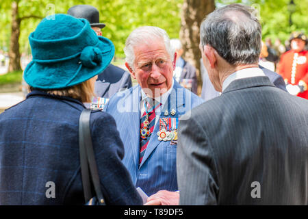 London, Großbritannien. 12. Mai 2019. Nach der Parade, Prinz Charles besucht einen Service und dann vermischt sich mit Veteranen und Mitglieder der öffentlichkeit - Seine Königliche Hoheit der Prinz von Wales, Feldmarschall, Oberst im Leiter 1. Der Königin Dragoon Guards, nimmt der Gruß an die jährliche Parade und Service der Kombinierten Kavallerie alten Genossen an der Kavallerie Denkmal neben dem Musikpavillon im Hyde Park. Es ist 95 Jahre nach der Enthüllung und Einweihung der Gedenkstätte im Hyde Park. Credit: Guy Bell/Alamy leben Nachrichten Stockfoto