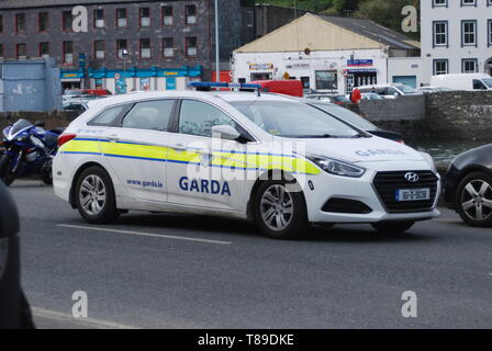 Garda Patrol Auto geparkt auf Street, Kinsale, Co. Cork, Irland mit Kopierplatz Stockfoto