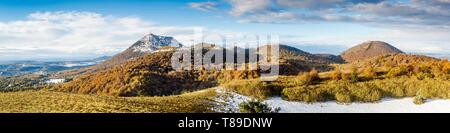 Frankreich, Puy de Dome, ein UNESCO Weltkulturerbe, Regionaler Naturpark der Vulkane der Auvergne, Chaîne des Puys, Châtel-Guyon, der Puy de Dome (1465 m) und die bewaldeten Kegel von Puy Pariou (1209 m) im Vordergrund, von Puy des Goules gesehen Stockfoto