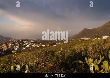 Luftaufnahme auf die Natur im Süden der Insel. Madow mit Vegetation und Opuntia Kakteen. Die Stadt und den Atlantik. Kleiner Teil des Regenbogens. C Stockfoto