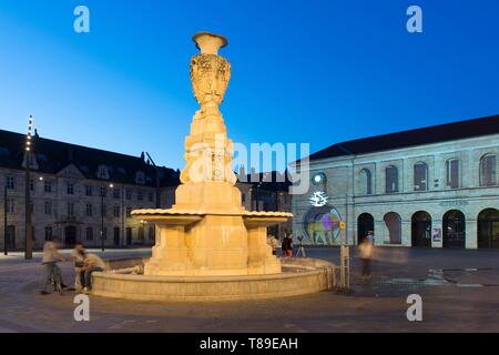 Frankreich, Franche-Comté, Besancon der Brunnen der Place de la Revolution in der Dämmerung Stockfoto