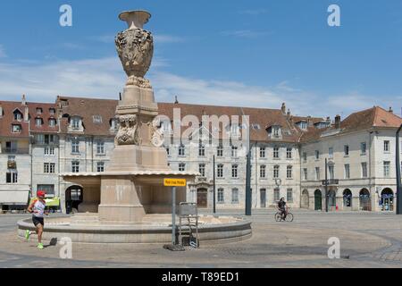 Frankreich, Franche-Comté, Besancon der Brunnen der Place de la Revolution Stockfoto