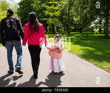 Familie im Park spazieren Stockfoto