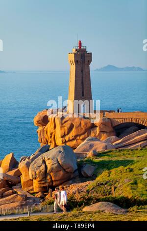 Frankreich, Cotes d'Armor, Ploumanach, Perros Guirec, rosa Granit Küste, die Ploumanac'h Leuchtturm oder mittlere Ruz Leuchtturm bei Sonnenuntergang auf der Cap-d'Ail Trail oder Grande Randonnee GR 34 // Stockfoto