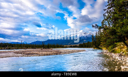 Über die Athabasca River in der Nähe der Stadt Jasper im Jasper Nationalpark in den Kanadischen Rocky Mountains in Alberta Götterdämmerung, Western Canada Stockfoto