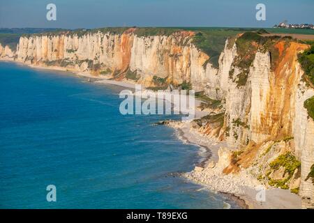 Frankreich, Seine Maritime, Pays de Caux, Alabaster Küste, die Stadt und den Klippen zwischen Yport Yport und Fécamp in der Dämmerung Stockfoto