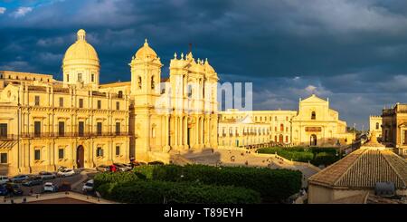 Italien, Sizilien, Noto, UNESCO-Weltkulturerbe, San Nicolo Kathedrale und Santissimo Salvatore Kloster im Hintergrund Stockfoto