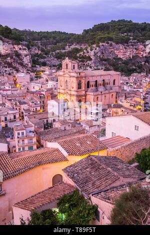 Italien, Sizilien, Sciacca, UNESCO-Weltkulturerbe, Blick von San Matteo Hill, Santa Maria La Nova Kirche im Vordergrund Stockfoto