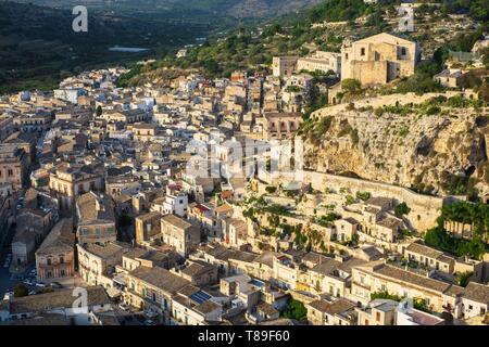 Italien, Sizilien, Sciacca, UNESCO-Weltkulturerbe, Panorama von Santa Maria della Croce Kloster, Kirche San Matteo mit Blick auf die Stadt Stockfoto