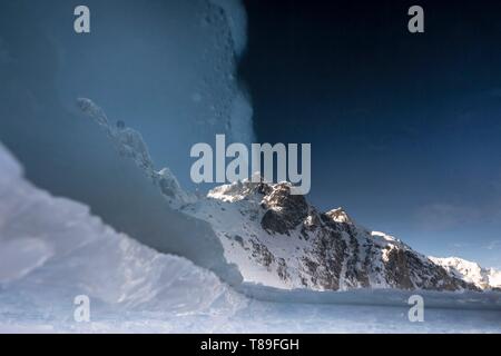 Frankreich, Isère (38), Belledonne, Chamrousse, Robert Seen begrenzt und im Osten dominiert von Petit Van (2.439 m), Grand Van (2.448 m) und Grand Sorbier (2,526 Meter), worin die Berggipfel durch ein Loch im Eis gegrabene Tauchen zu ermöglichen Stockfoto