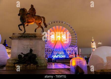 Frankreich, Rhone, Lyon, historische Stätte als Weltkulturerbe von der UNESCO, Reiterstandbild Ludwigs XIV. am Place Bellecour (Platz Bellecour) während der Fete des Lumieres (Festival), zeigen Une Petite Place Pour de Grands Reves von Moetu Kampf und David Passegand Stockfoto