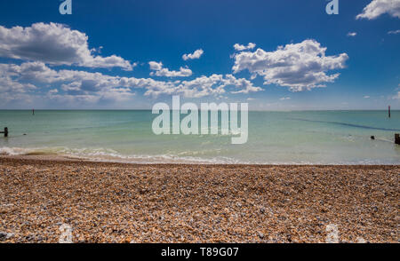 Seaside Szene an einem sonnigen Tag im Felpham in der Nähe von Chichester, West Sussex, Großbritannien Stockfoto