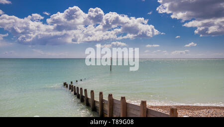 Seaside Szene an einem sonnigen Tag im Felpham in der Nähe von Chichester, West Sussex, Großbritannien Stockfoto