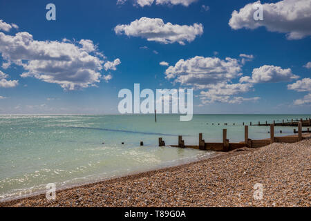 Seaside Szene an einem sonnigen Tag im Felpham in der Nähe von Chichester, West Sussex, Großbritannien Stockfoto