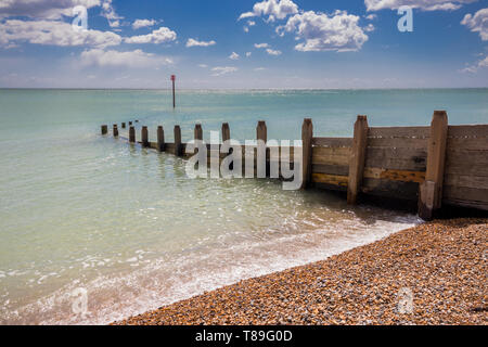 Seaside Szene an einem sonnigen Tag im Felpham in der Nähe von Chichester, West Sussex, Großbritannien Stockfoto