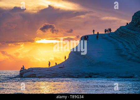 Italien, Sizilien, Realmonte, Scala dei Turchi, touristische Website, wo die weißen Kalkfelsen tauchen Sie ein in das Meer Stockfoto